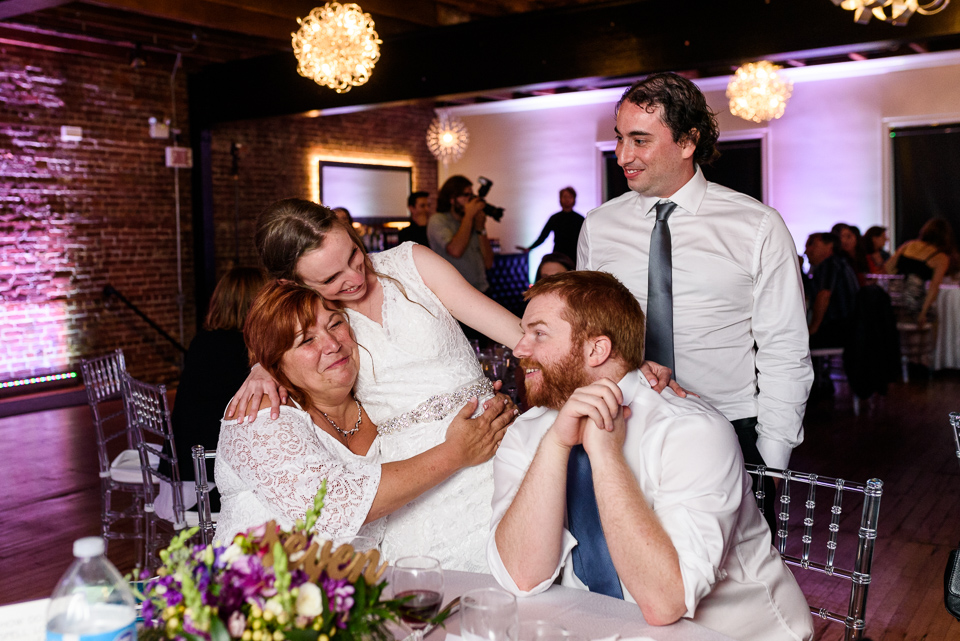 Wedding couple visiting tables and chatting with guests 03